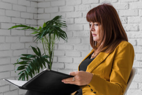 La souscription d’un contrat d’assurance vie par un majeur protégé est possible, avec un encadrement spécifique selon le régime de protection considéré.